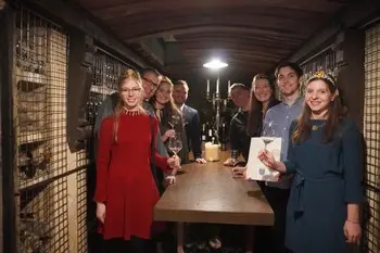 Jürgen, Robert und Lucas Moll mit den Wein-Hoheiten und Bürgermeister Auszeichnung